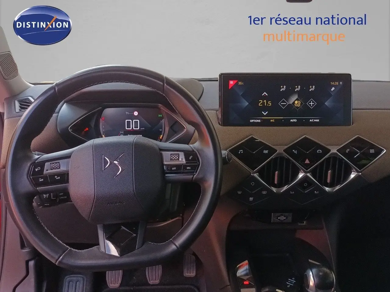 Vue intérieure centrée sur le volant et le tableau de bord digital du DS3 Crossback 2020, ambiance moderne et épurée.