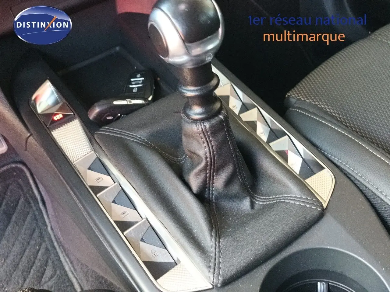 Gros plan sur la console centrale du DS3 Crossback 2020, mettant en valeur le levier de vitesse manuel et les commandes argentées.