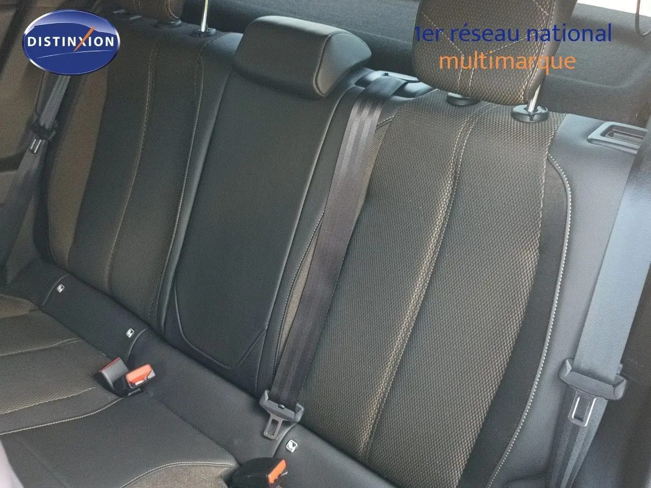 Vue intérieure montrant la banquette arrière en cuir noir avec ceintures de sécurité du DS3 Crossback 2020.