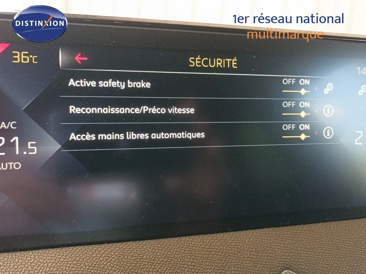 Écran multimédia du DS3 Crossback rouge métal avec toit blanc, affichant les réglages de sécurité active.