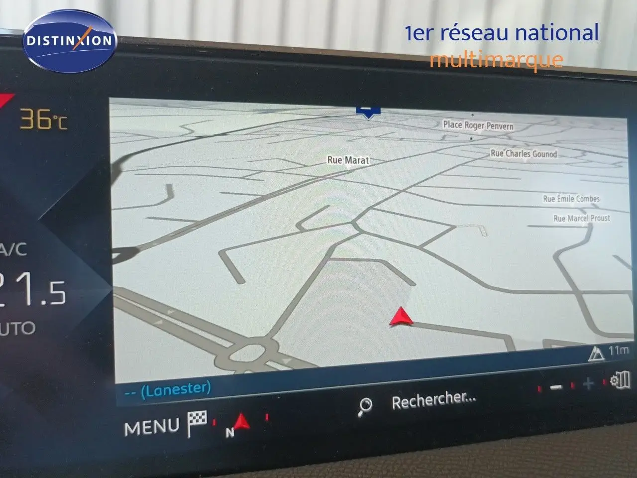Vue intérieure de l'écran de navigation du DS3 Crossback rouge métal avec toit blanc, affichant une carte détaillée.