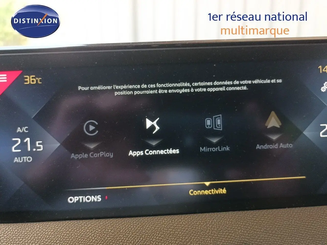 Écran tactile intérieur du DS3 Crossback affichant les options de connectivité avec température à 21,5°C.