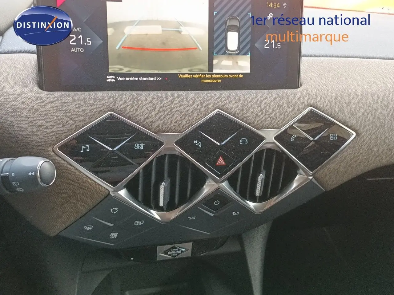 Détail du tableau de bord du DS3 Crossback 2020 montrant les commandes tactiles en losange et l'écran d'aide au stationnement.
