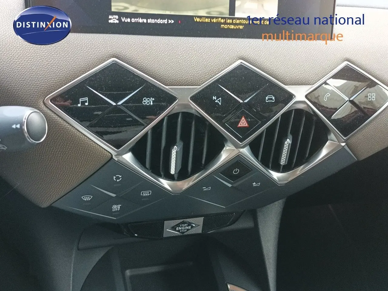 Détail du tableau de bord du DS3 Crossback 2020 montrant les commandes centrales et les aérateurs en forme de losange.