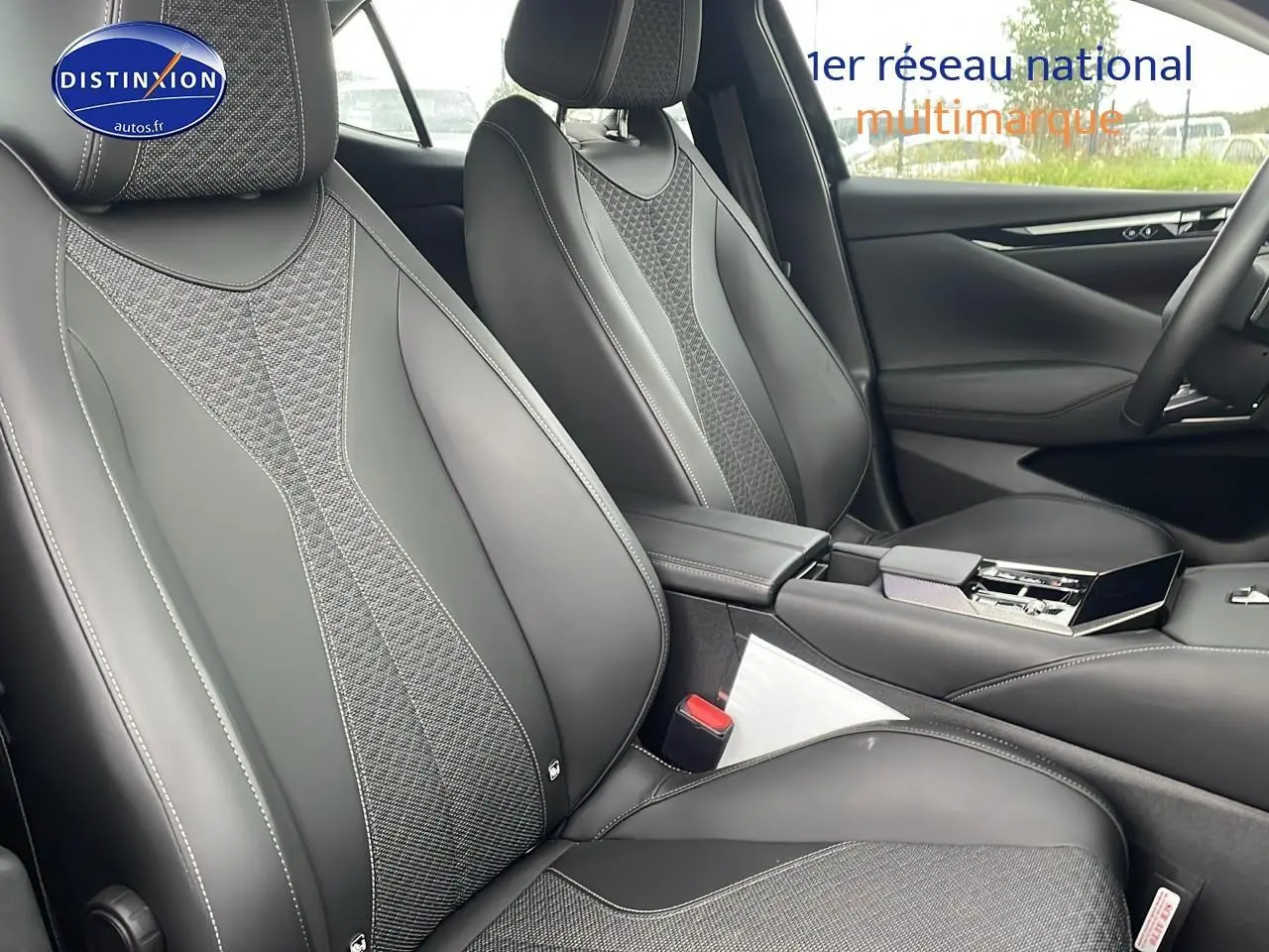 Intérieur du DS4 E-tense 225 noir, vue rapprochée des sièges avant en cuir et tissu avec coutures contrastées.