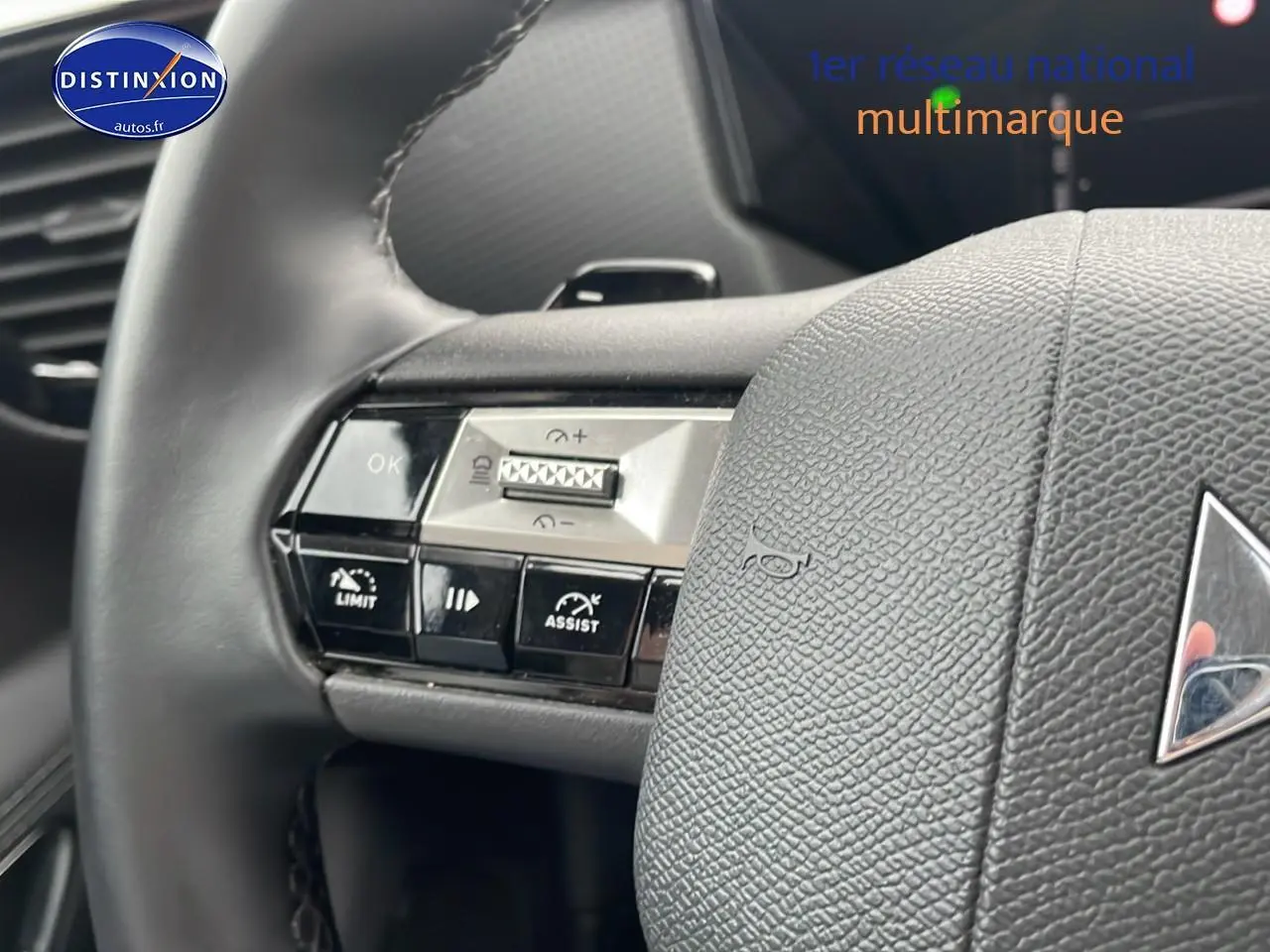 Gros plan sur les commandes gauche du volant cuir noir du DS4 E-tense 225 Cross Trocadero 2023.