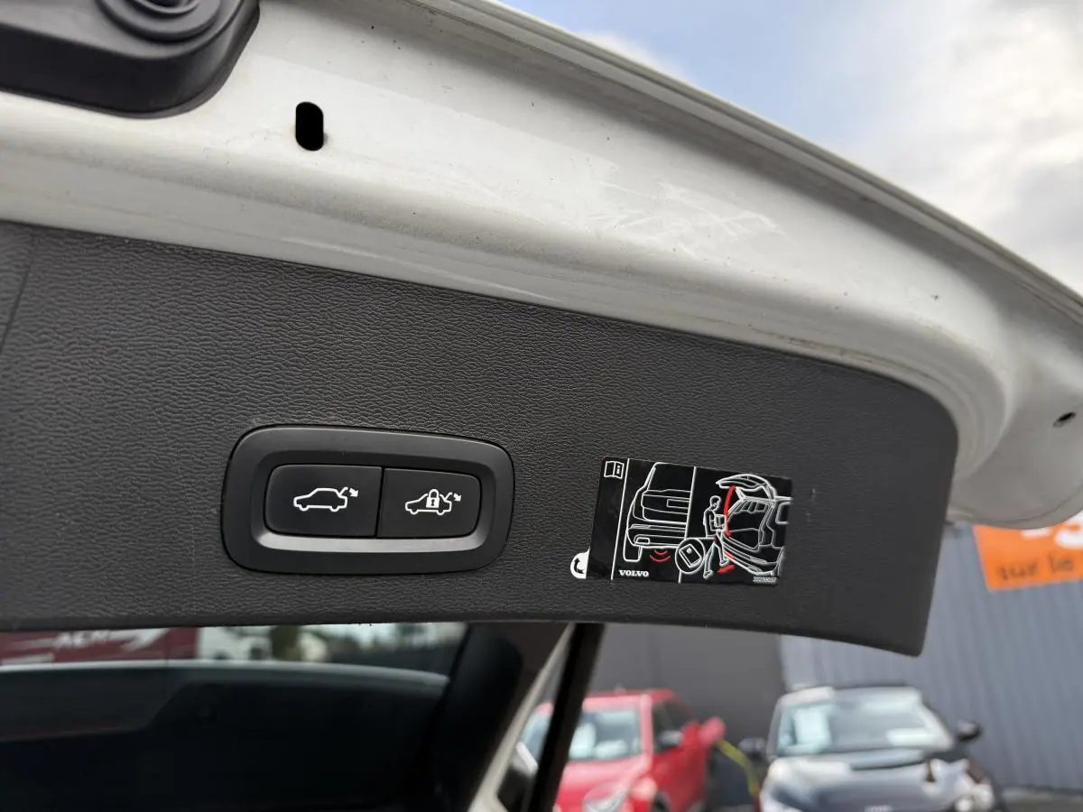 Détail du hayon blanc du Volvo XC40 Momentum T3 2020 avec boutons d'ouverture et fermeture du coffre visibles.