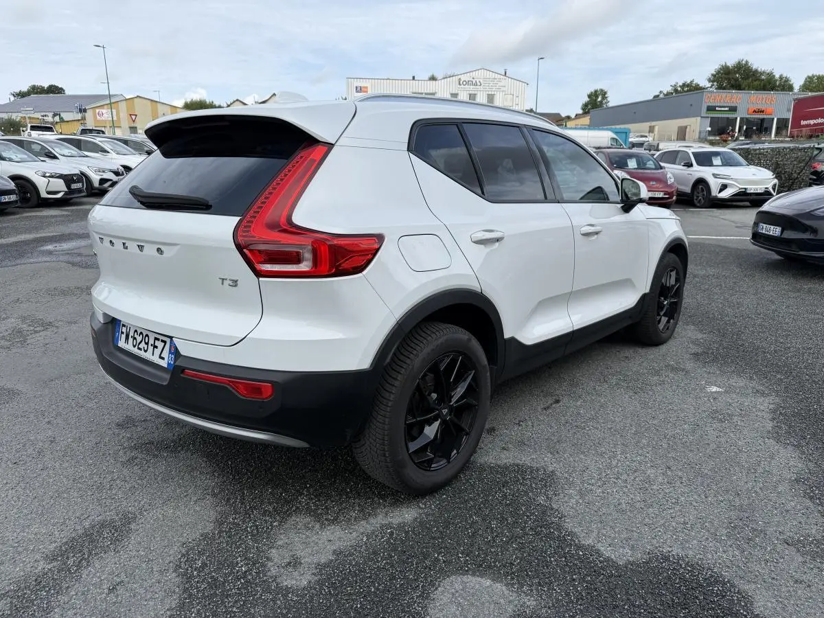Volvo XC40 T3 blanc vue 3/4 arrière droit avec jantes alliage noires et feux arrière LED en forme de L.