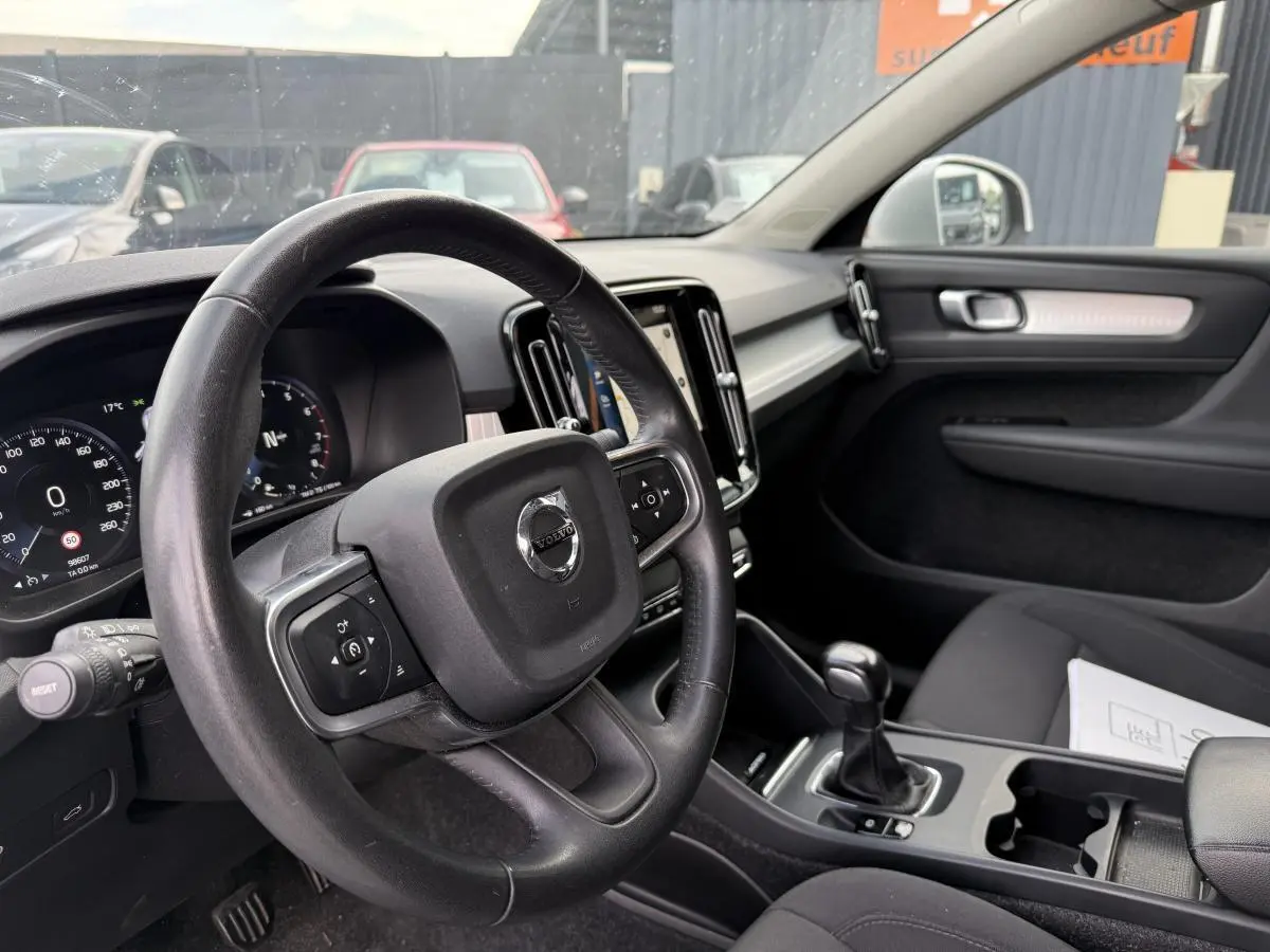 Intérieur noir du Volvo XC40 T3 2020, vue côté conducteur sur volant cuir et levier de vitesses manuel.