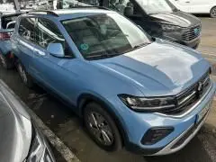 Vue 3/4 avant droite d'un Volkswagen T-Cross 2024 bleu Sky Metal avec feux LED et jantes alliage 16 pouces.