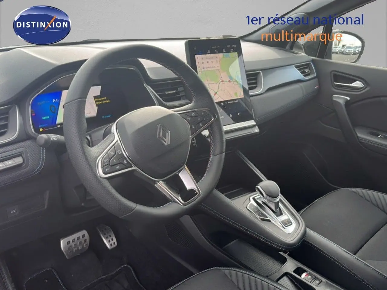 Vue intérieure de la Renault Symbioz 2025 en blanc nacré, montrant le volant, la console centrale et l'écran tactile vertical.