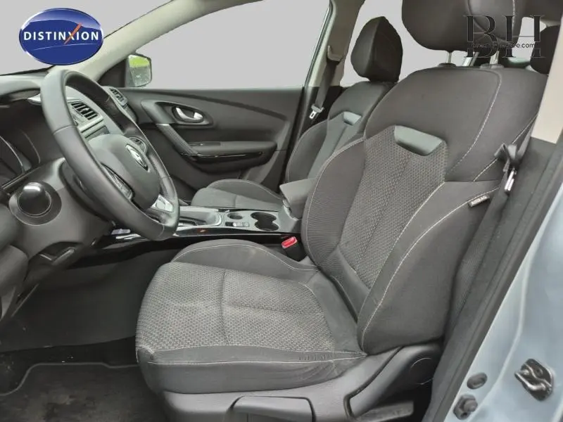 Vue intérieure côté conducteur du Renault Kadjar 2022, sièges tissu carbone foncé et volant cuir multifonction.