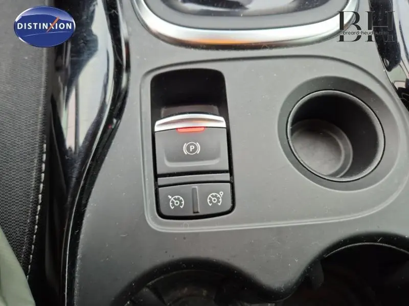 Gros plan sur la console centrale noire du Renault Kadjar 2022, montrant le frein à main électrique et commandes de régulateur de vitesse.