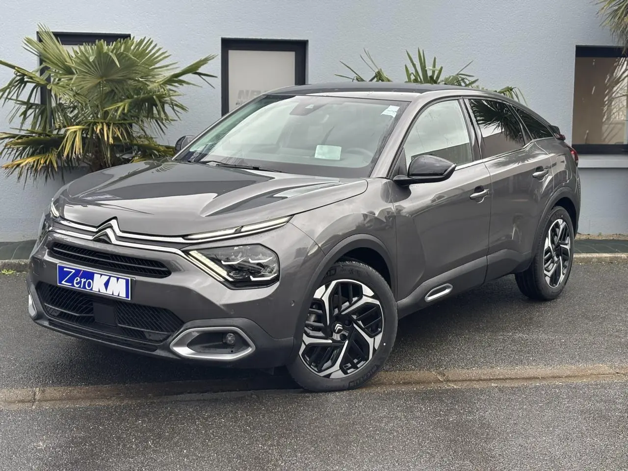 Citroën C4 Gris Platinium en 3/4 avant droit, avec jantes alliage et signature lumineuse LED distinctive.