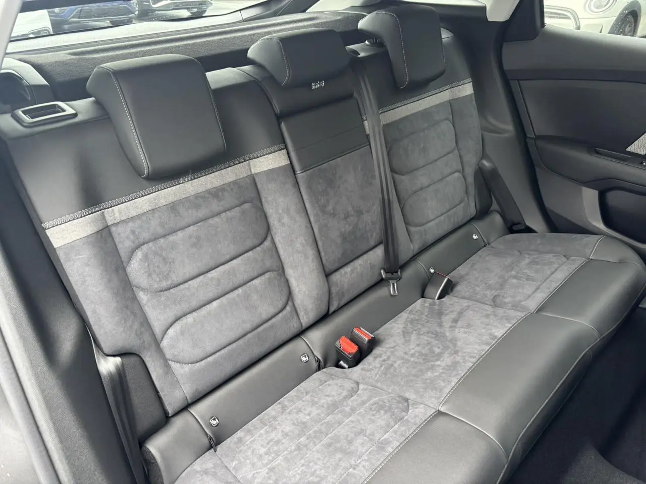 Vue intérieure de la banquette arrière en Alcantara gris avec ceintures et appuie-têtes sur Citroën C4 2024.