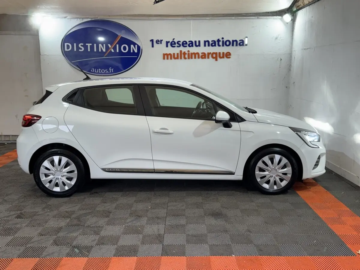 Profil droit d'une Renault Clio Business TCe 100 blanche de 2020, avec feux avant LED et jantes tôles.