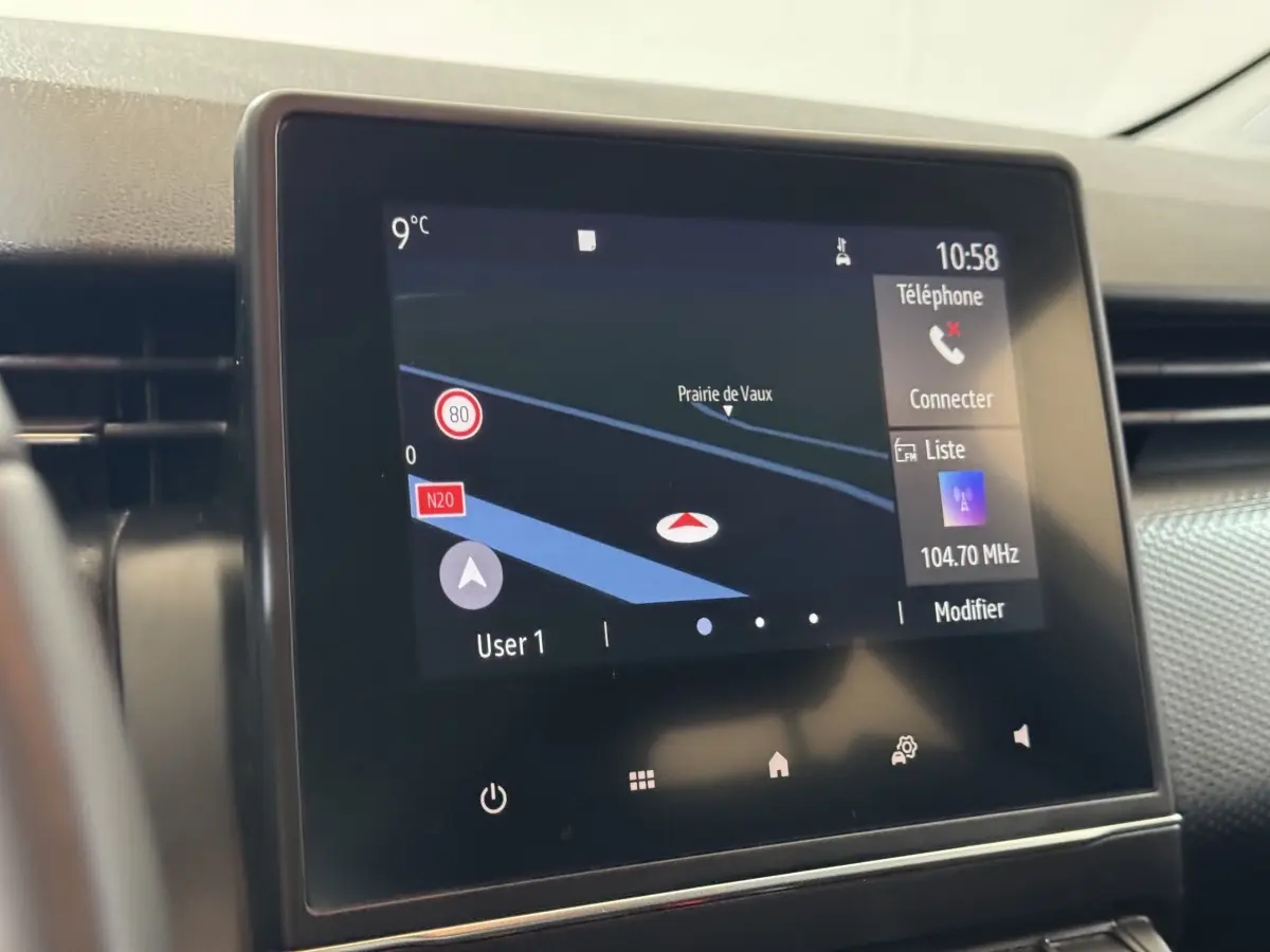 Écran tactile central de navigation 7 pouces dans l’habitacle d’une Renault Clio Business blanche de 2020.