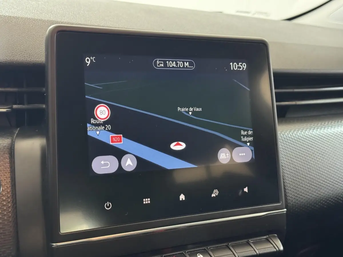 Écran tactile central affichant la navigation 3D dans l’habitacle de la Renault Clio Business TCe 100 blanc.