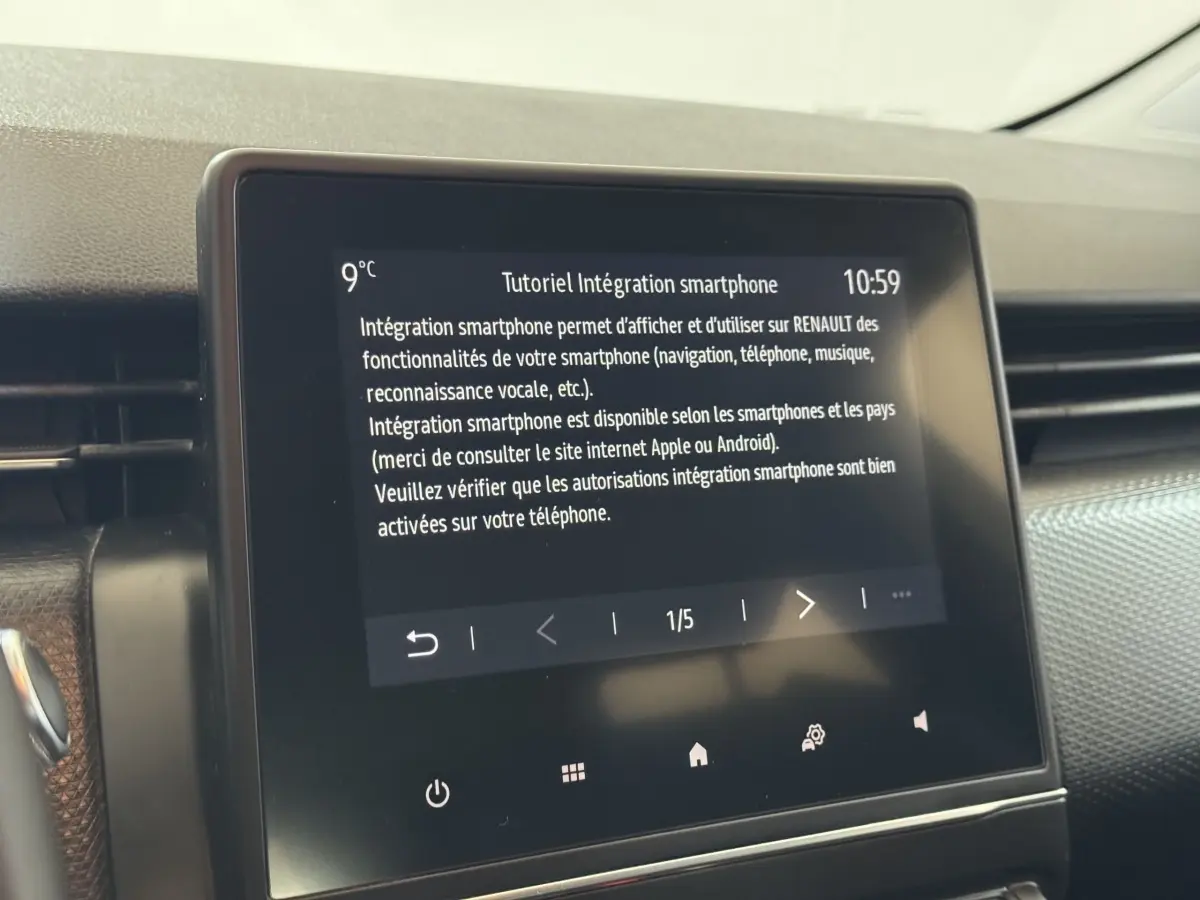 Écran tactile central affichant un tutoriel smartphone dans l’habitacle d’une Renault Clio Business TCe 100 blanc.