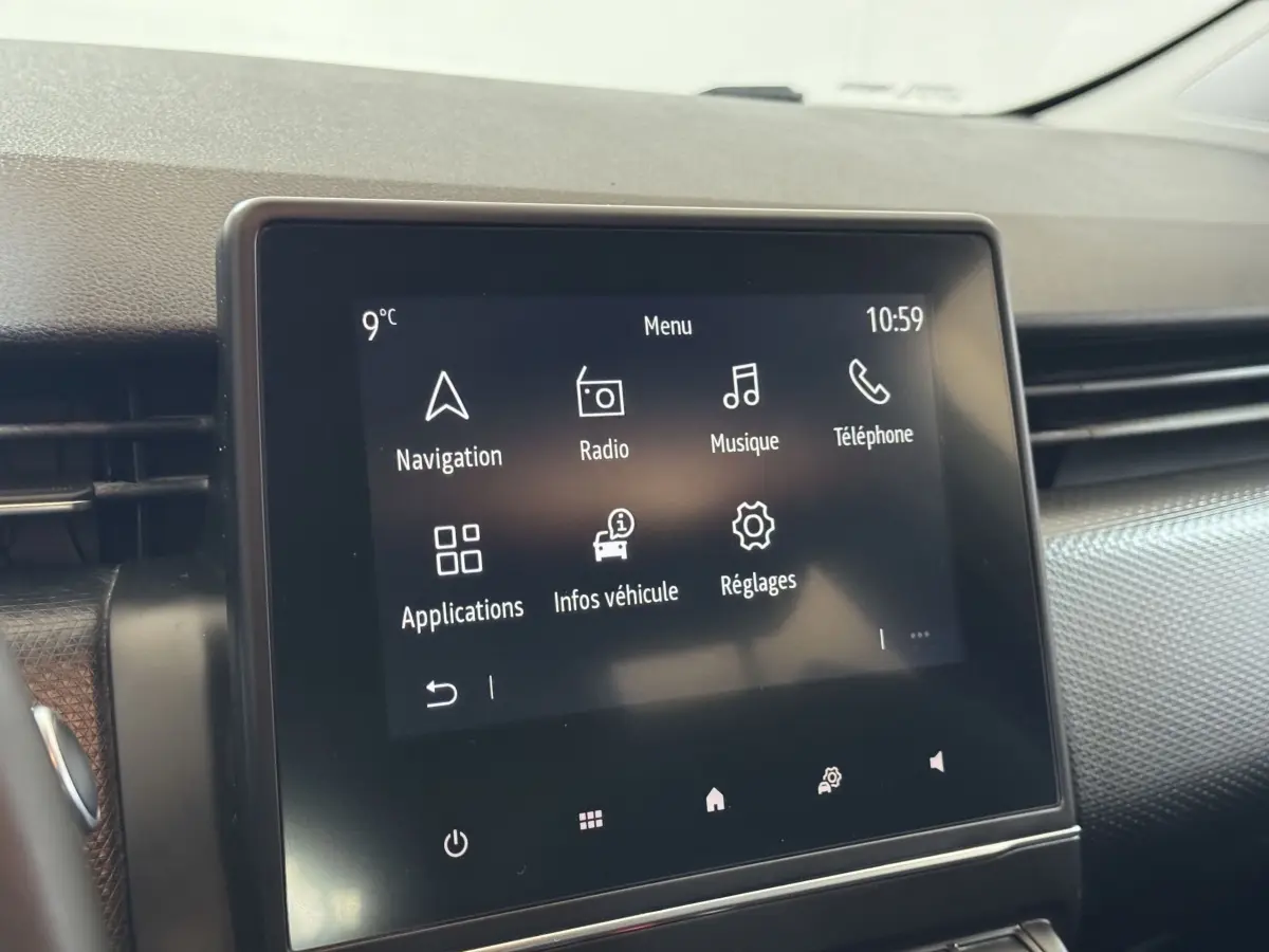 Écran tactile central de la Renault Clio Business TCe 100 2020, affichant le menu principal avec icônes blanches sur fond noir.