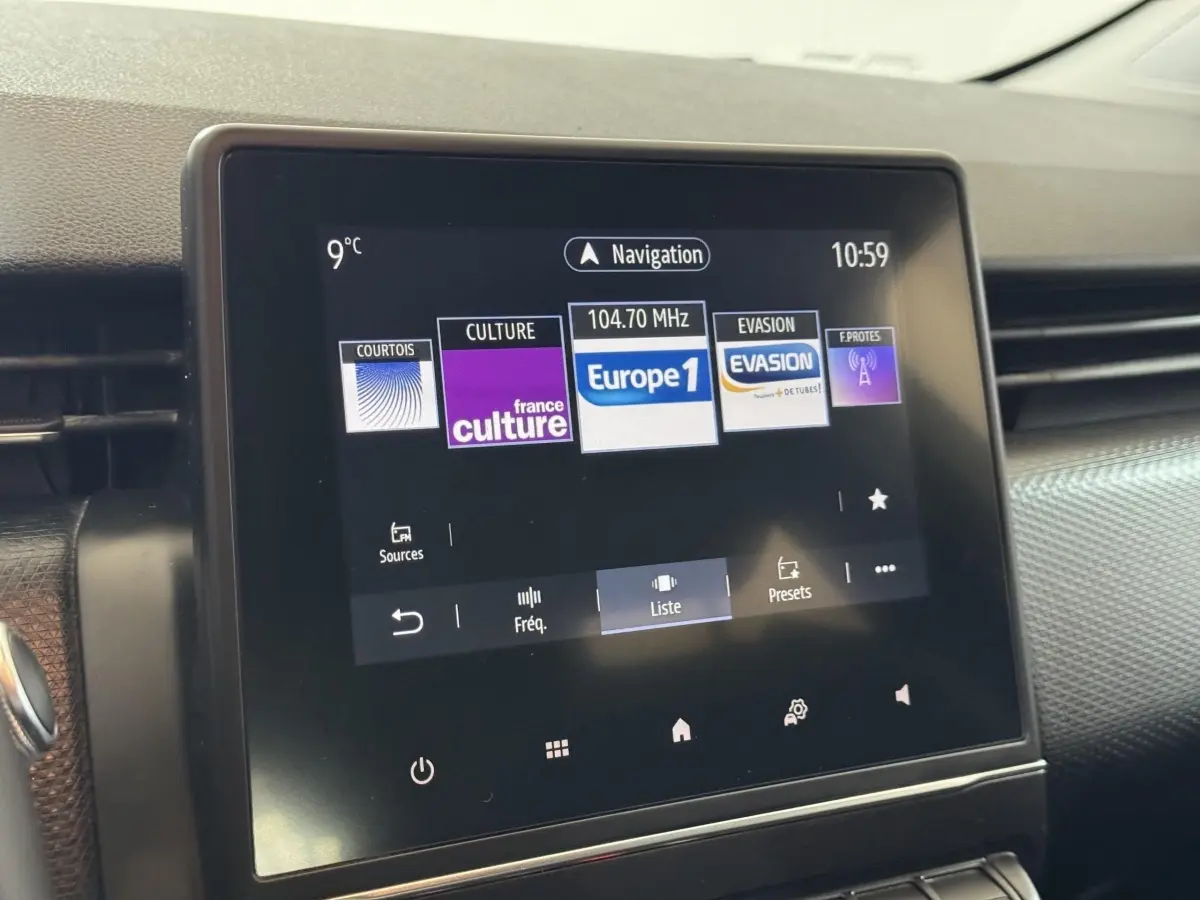 Écran tactile central de la Renault Clio Business 2020 affichant les stations radio avec tableau de bord noir.
