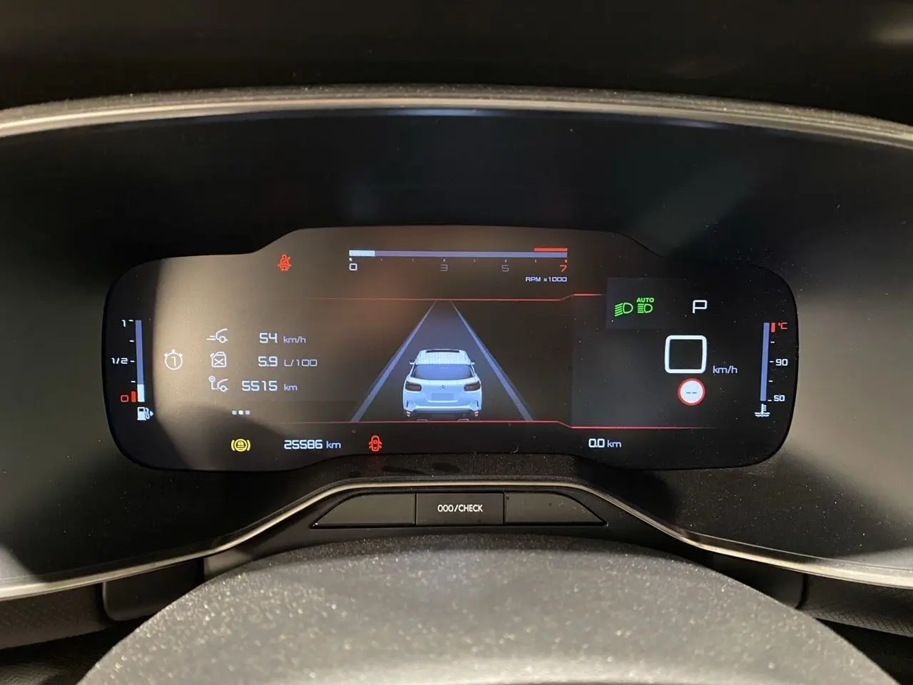 Tableau de bord numérique du Citroën C5 Aircross gris platinium 2023, affichant la vitesse et la consommation.