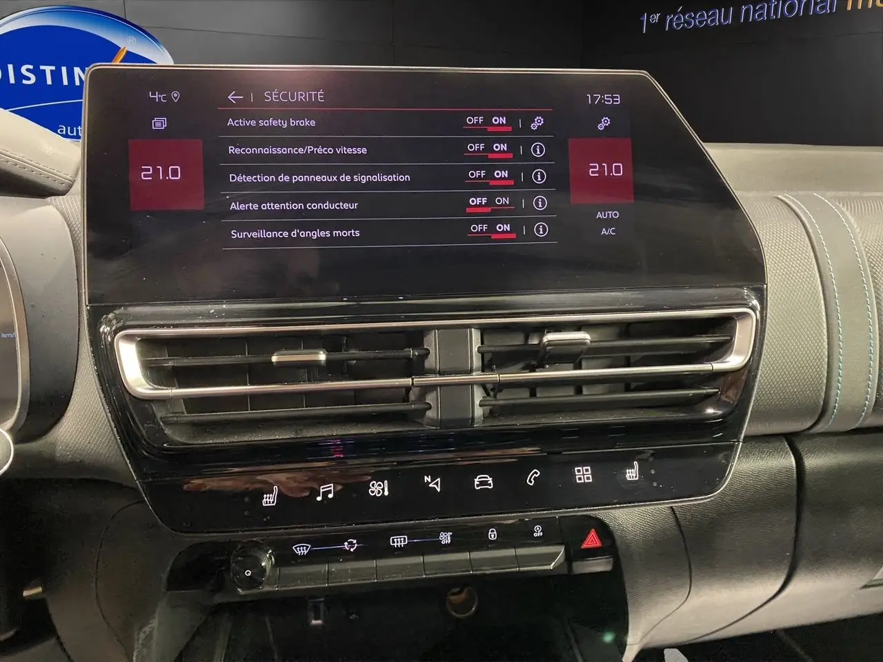 Écran tactile central affichant les réglages de sécurité dans l’habitacle noir du Citroën C5 Aircross 2023.