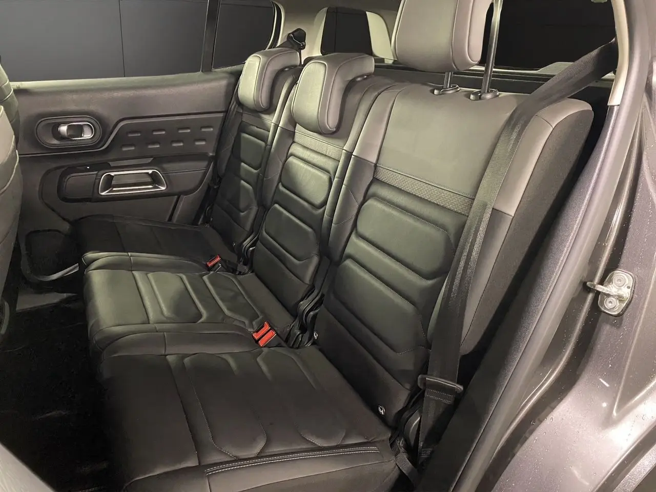 Vue intérieure côté droit sur les sièges arrière en cuir noir du Citroën C5 Aircross Gris Platinium 2023.