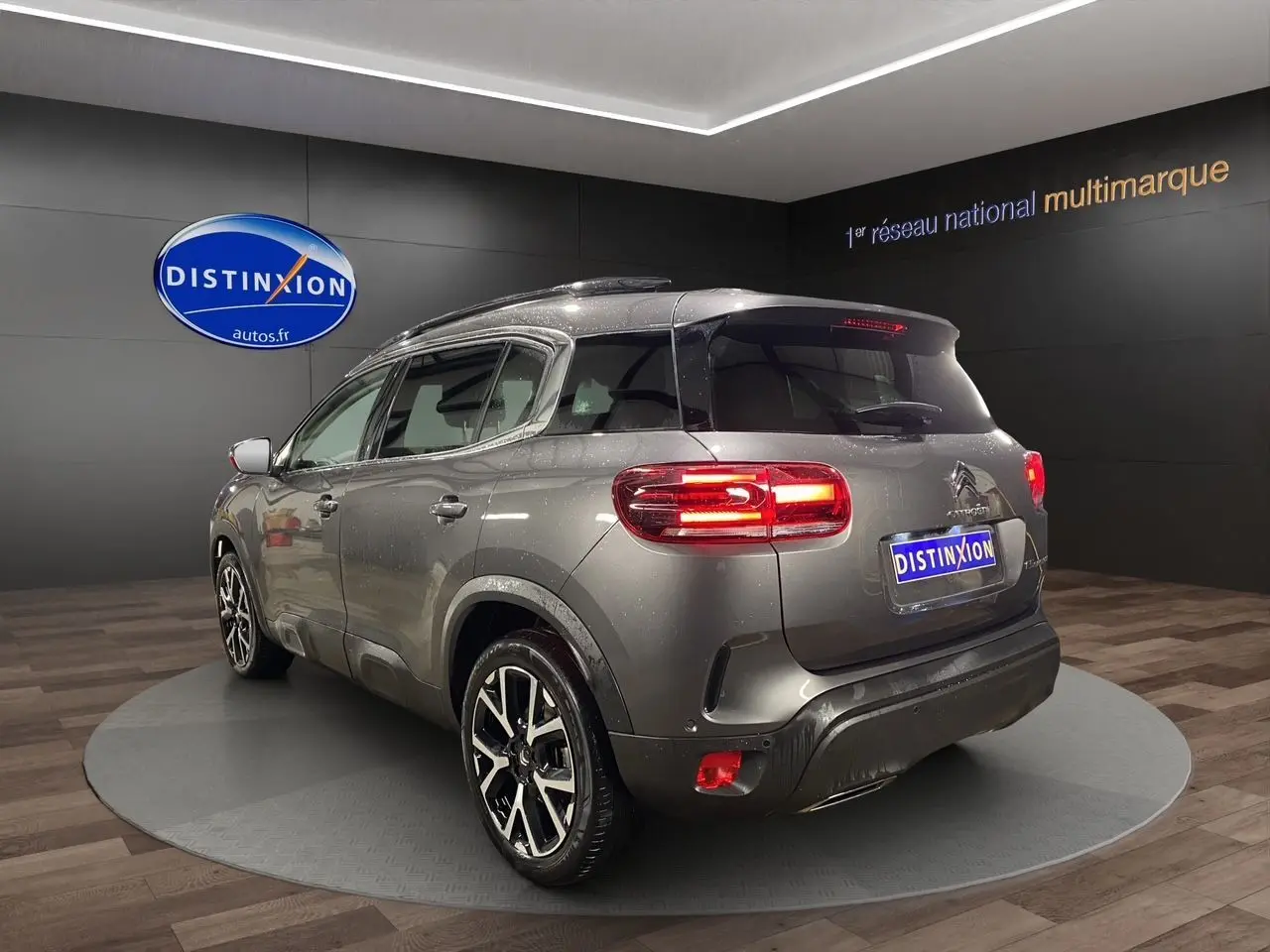 Vue 3/4 arrière droite du Citroën C5 Aircross gris platinium 2023 avec feux LED et jantes alliage noires.