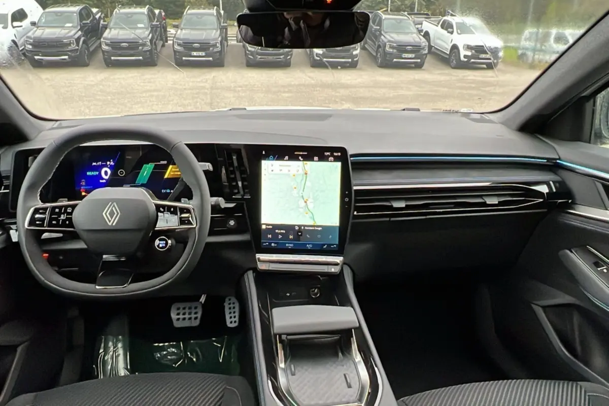 Vue intérieure avant du Renault Austral ETECH 200 Esprit Alpine Plus 2025, tableau de bord moderne avec écran tactile central.