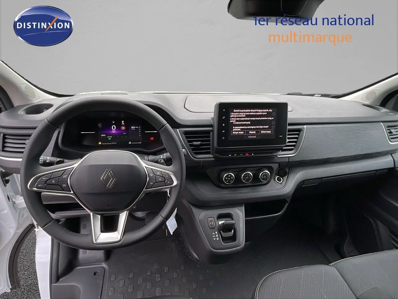 Vue intérieure du tableau de bord du Renault Trafic Fourgon blanc glacier, avec volant multifonctions et écran tactile central.