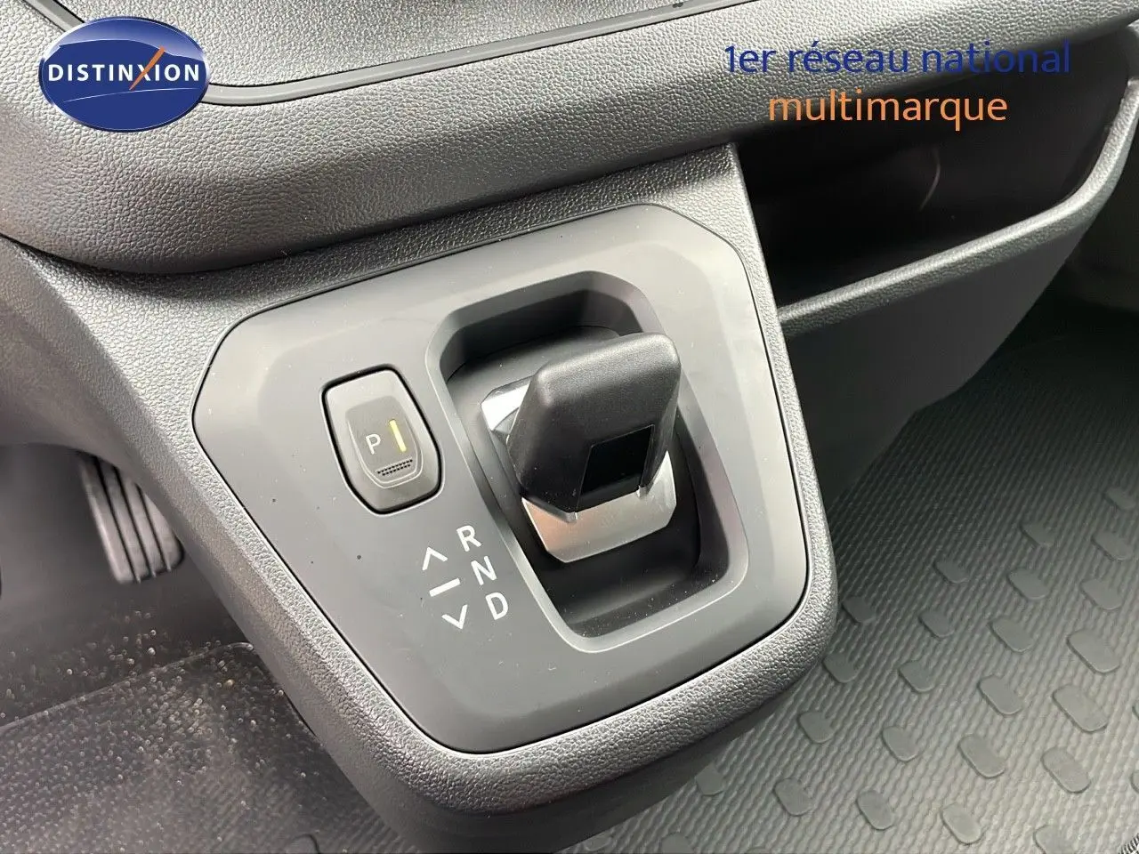 Le levier de vitesses automatique noir du Renault Trafic Fourgon blanc glacier vu en gros plan intérieur.