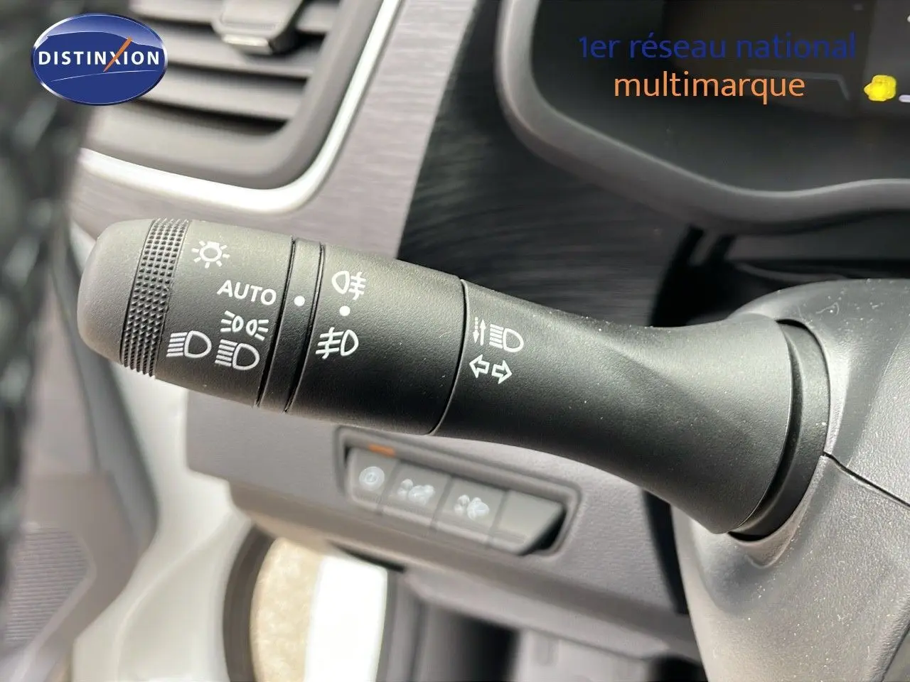 Gros plan sur la manette des feux et clignotants dans l'habitacle d'un Renault Trafic blanc glacier 2025.