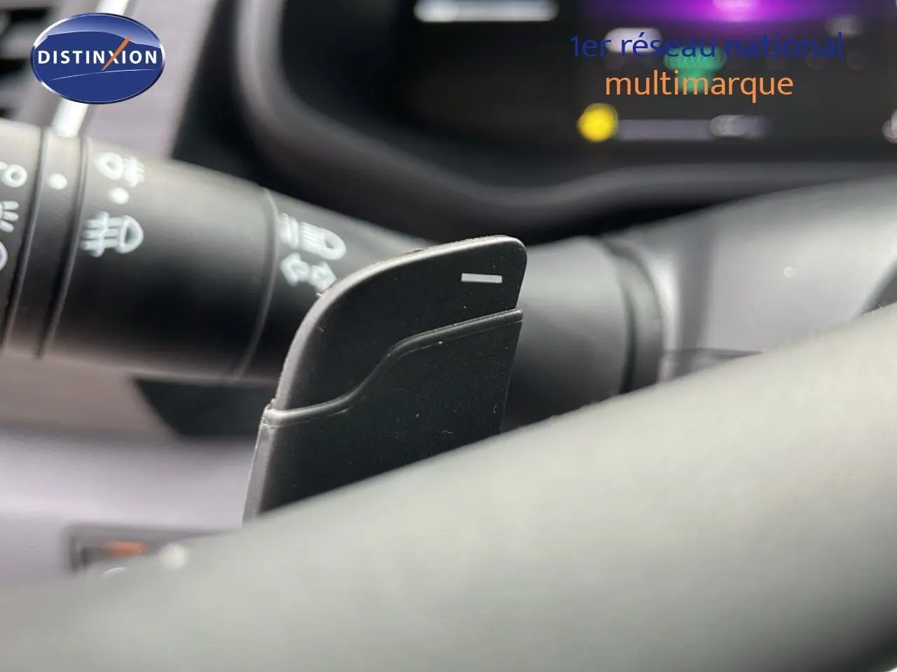 Gros plan sur la palette de changement de vitesse noire côté droit du volant du Renault Trafic Fourgon blanc glacier 2025.