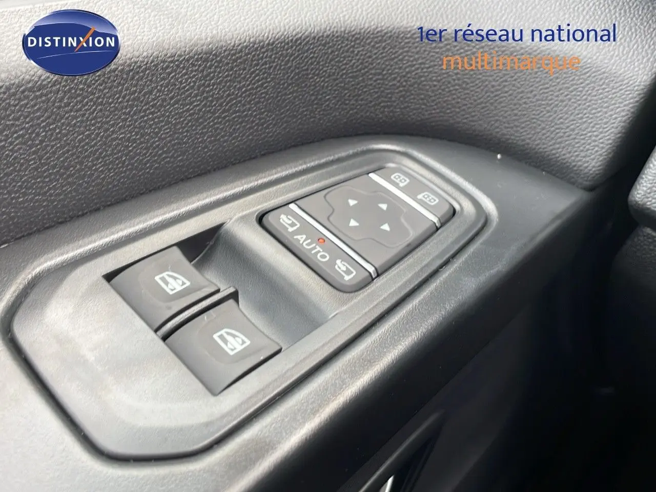 Panneau de commandes des vitres électriques et rétroviseurs côté conducteur du Renault Trafic Fourgon blanc glacier 2025.