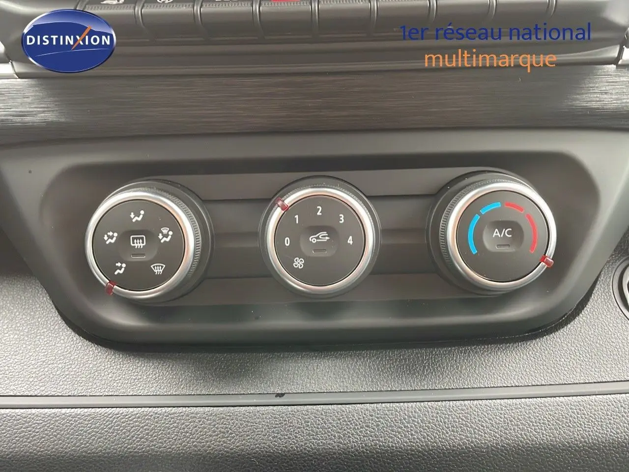 Gros plan sur les commandes de climatisation du Renault Trafic Fourgon blanc glacier, avec réglages manuels et air conditionné.