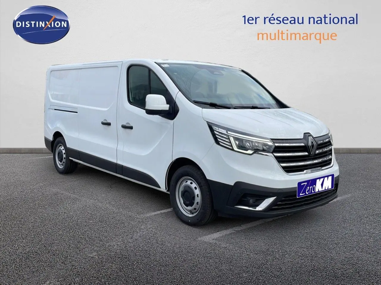 Renault Trafic Fourgon blanc glacier en 3/4 avant droit, avec calandre noire et feux LED allumés.
