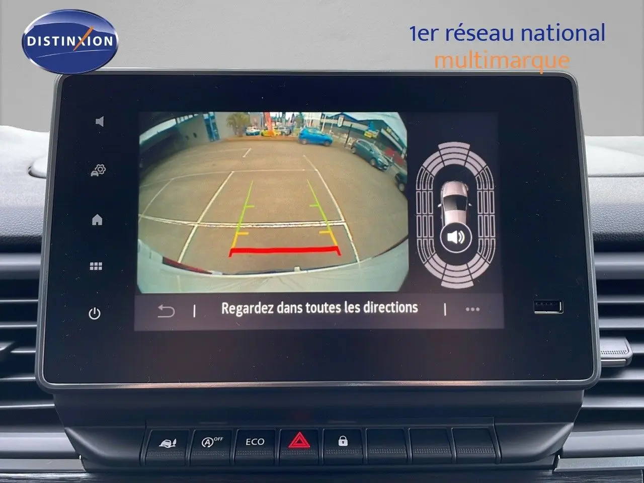 Écran central montrant la caméra de recul du Renault Trafic Fourgon blanc Glacier avec aides au stationnement.