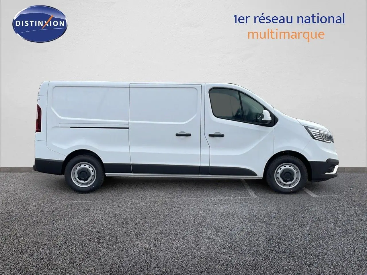 Profil côté gauche d'un fourgon Renault Trafic blanc glacier 2025 avec portes coulissantes et jantes acier simples.