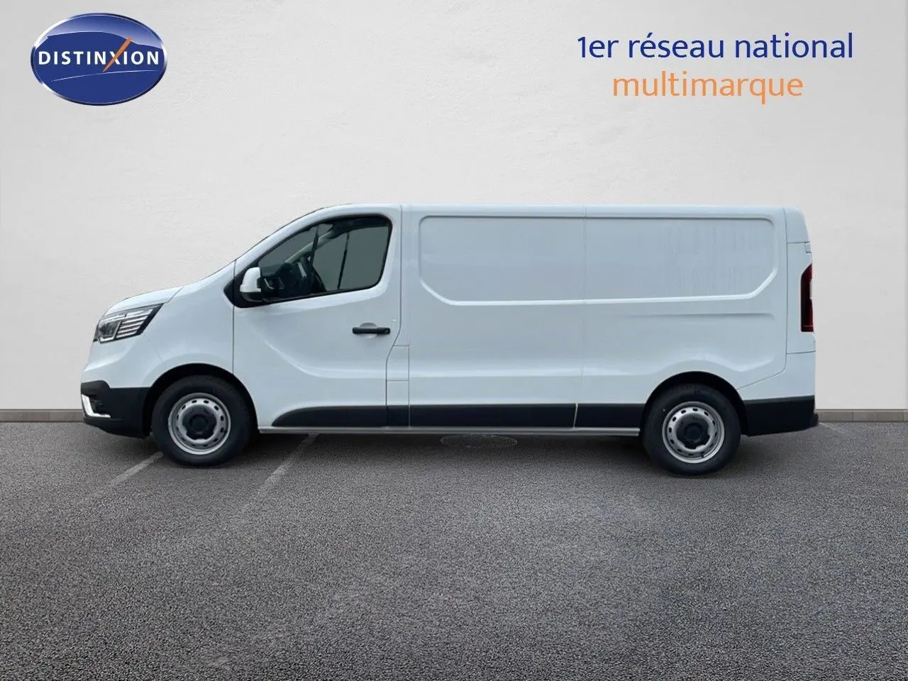 Profil côté gauche d'un fourgon Renault Trafic blanc glacier, version L2H1, sur fond neutre sans décor visible.