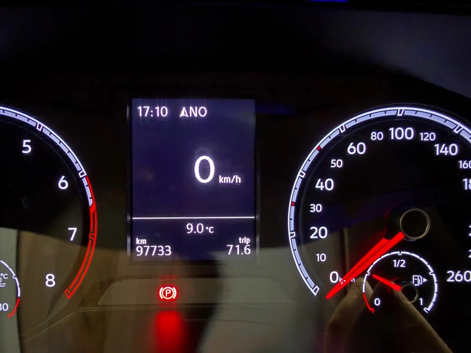 Tableau de bord du Volkswagen T-Roc bleu 2019, affichage digital avec vitesse à 0 km/h et compteurs éclairés.