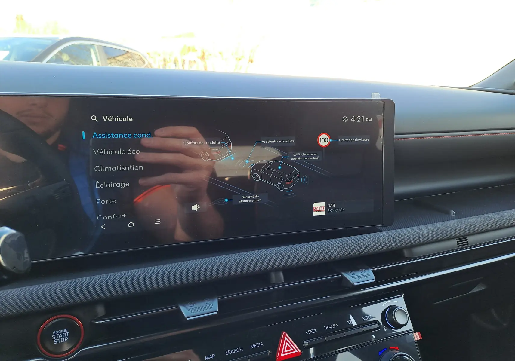 Écran tactile central du Hyundai Tucson 2025 en Abyss Black, affichant les aides à la conduite, vue intérieure côté conducteur.