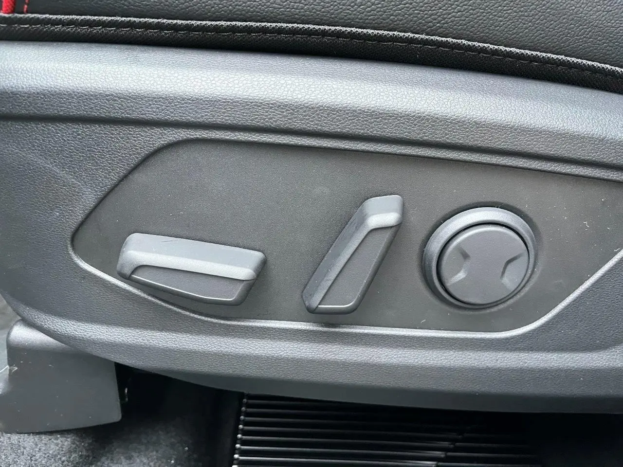 Détail des commandes de réglage électrique du siège côté gauche du Hyundai Tucson 2025 en noir.