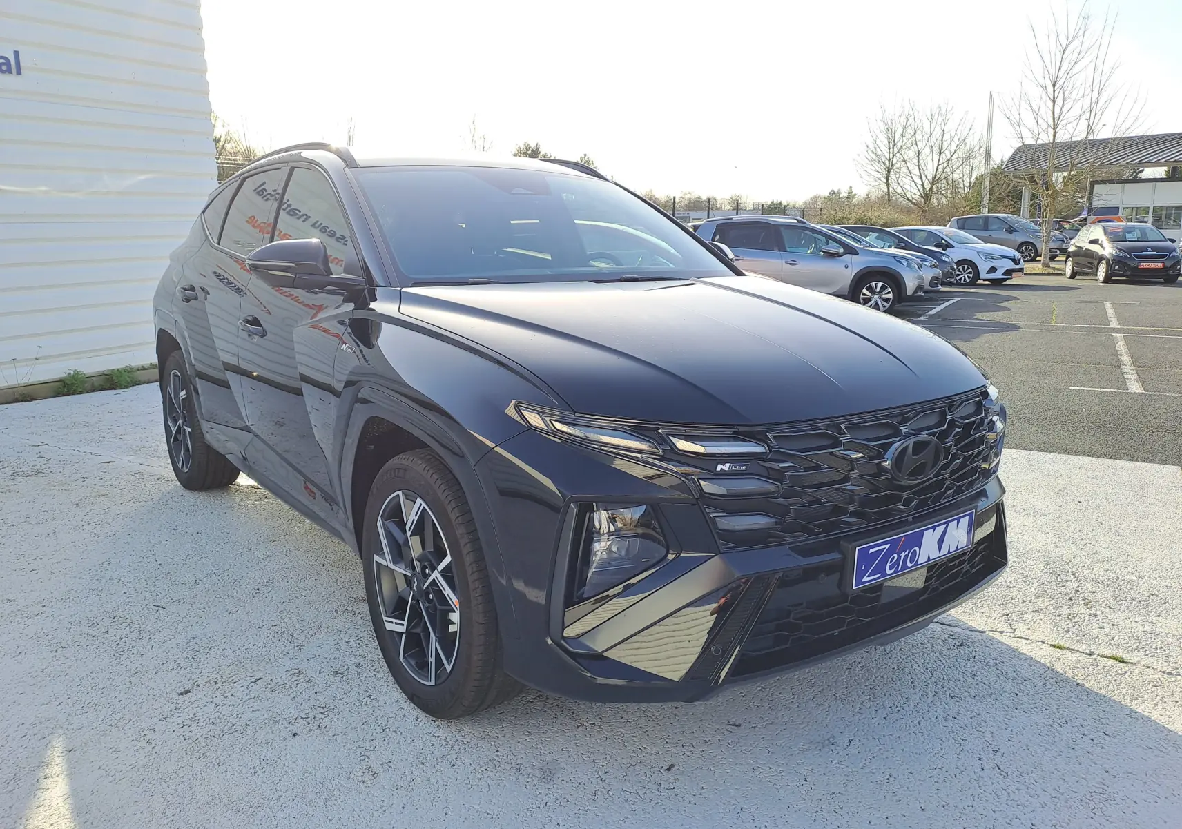 Hyundai Tucson 2025 noir Abyss en 3/4 avant droit, avec calandre N-Line et jantes alliage distinctives.