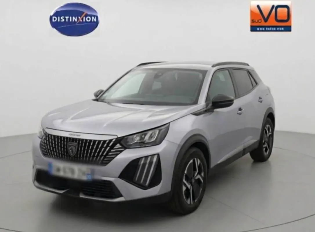 Peugeot 2008 Hybrid gris en 3/4 avant droit, avec calandre noire distinctive et jantes alliage 17 pouces.