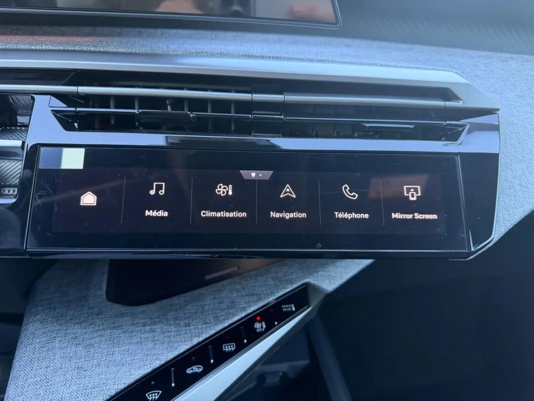 Vue rapprochée de l'écran tactile central du Peugeot 3008 Hybrid 145 e-DCS6 Allure 2025, avec interface multimédia et climatisation.