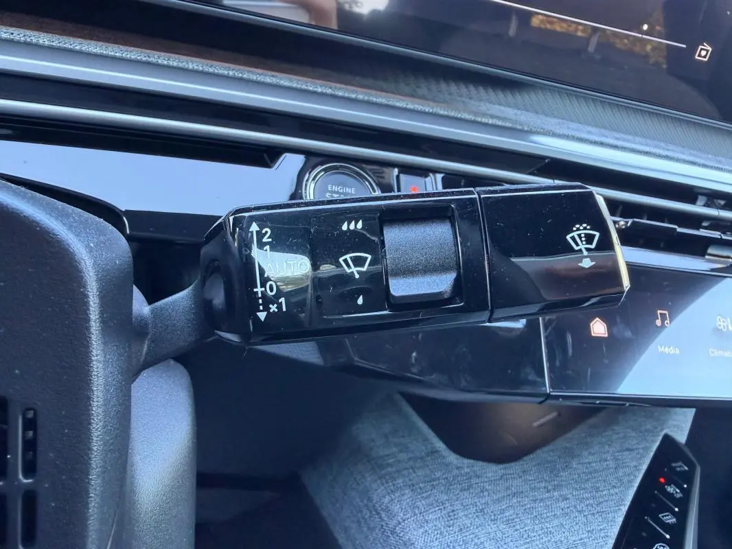 Gros plan sur la commande des essuie-glaces du tableau de bord du Peugeot 3008 Hybrid 145 e-DCS6 Allure 2025 bleu.