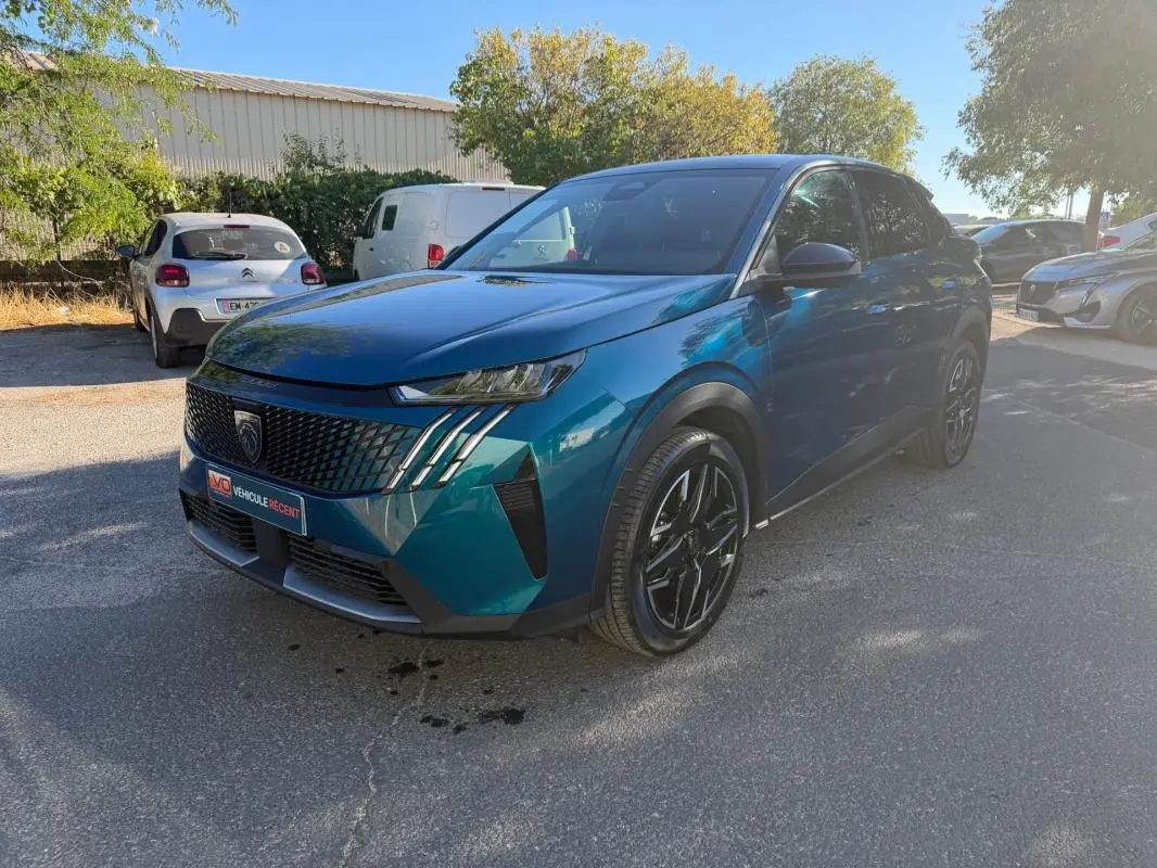 Peugeot 3008 Hybrid bleu en 3/4 avant droit, avec calandre noire distinctive et jantes noires brillantes.