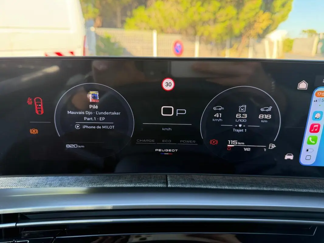 Tableau de bord numérique du Peugeot 3008 Hybrid 145 e-DCS6 Allure 2025, affichage des données de conduite et multimédia.