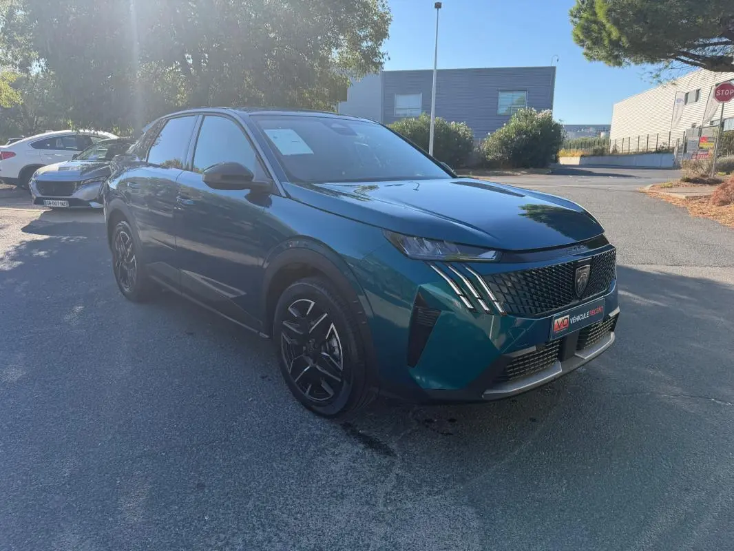 Peugeot 3008 Hybrid 145 e-DCS6 Allure bleu, vue 3/4 avant droit, calandre distinctive et jantes noires.